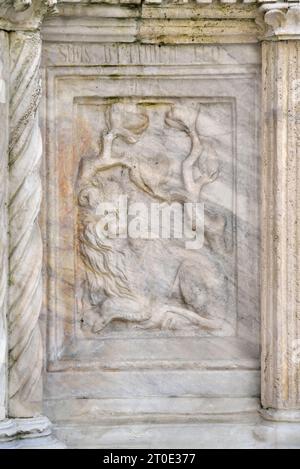 Perugia (Umbrien - PG), großer Brunnen auf der Piazza IV Novembre, Nicola und Giovanni Pisano, Fliesen. In jedem Fach befinden sich zwei Kacheln. Der furchtbare Löwe Stockfoto