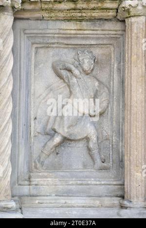 Perugia (Umbrien - PG), großer Brunnen auf der Piazza IV Novembre, Nicola und Giovanni Pisano, Fliesen. In jedem Fach befinden sich zwei Kacheln. Der Siegreiche David Stockfoto