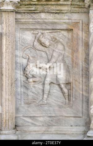 Perugia (Umbrien - PG), großer Brunnen auf der Piazza IV Novembre, Nicola und Giovanni Pisano, Fliesen. In jedem Fach befinden sich zwei Kacheln. Die Bestrafung des Hundes Stockfoto