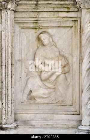 Perugia (Umbrien - PG), großer Brunnen auf der Piazza IV Novembre, Nicola und Giovanni Pisano, Fliesen. In jedem Fach befinden sich zwei Kacheln. Samson und Delilah Stockfoto