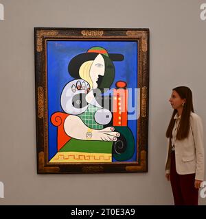 Pablo Picassos Femme a la Montre, von 1932, dem goldenen Jahr des Künstlers, wird dieses Wochenende in London bis zum 11. Oktober in Sothebys der Öffentlichkeit zugänglich gemacht. schätzungsweise über 120 Millionen Dollar, als es im November in New York angeboten wird, ist das Werk eines der wertvollsten Gemälde überhaupt kommen Sie auf den Markt . Stockfoto