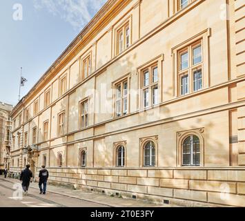 Studenten außerhalb der historischen, mittelalterlichen Hochschule der Trinity Hall, University of Cambridge, England. Stockfoto