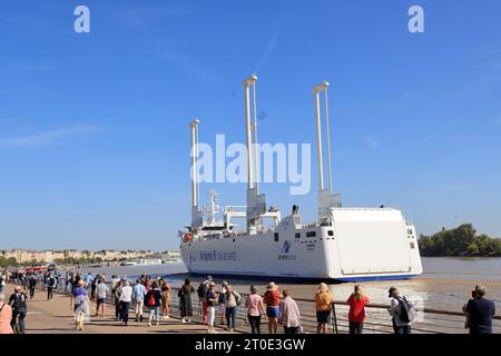 Bordeaux, Frankreich. Oktober 2023. Die Canopée, das erste Segel-Frachtschiff der Welt, verlässt den Hafen von Bordeaux, wo sie gerade eröffnet wurde. Das Boot verfügt über ein Hybridsystem mit vier Segeln und zwei Dieselmotoren. Sie ist ein wichtiger Schritt bei der Dekarbonisierung des Seeverkehrs. Dieses Schiff der Arianegroup wird für den Transport aller Elemente der Ariane-6-Rakete eingesetzt, die in den Häfen Bremen in Deutschland, Rotterdam in den Niederlanden sowie in Le Havre und Bordeaux in Frankreich gefunden wurden. zum Startplatz in Kourou in Guyanne, wo sie vor dem Start von Th zusammengebaut werden Stockfoto