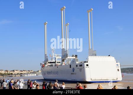 Bordeaux, Frankreich. Oktober 2023. Die Canopée, das erste Segel-Frachtschiff der Welt, verlässt den Hafen von Bordeaux, wo sie gerade eröffnet wurde. Das Boot verfügt über ein Hybridsystem mit vier Segeln und zwei Dieselmotoren. Sie ist ein wichtiger Schritt bei der Dekarbonisierung des Seeverkehrs. Dieses Schiff der Arianegroup wird für den Transport aller Elemente der Ariane-6-Rakete eingesetzt, die in den Häfen Bremen in Deutschland, Rotterdam in den Niederlanden sowie in Le Havre und Bordeaux in Frankreich gefunden wurden. zum Startplatz in Kourou in Guyanne, wo sie vor dem Start von Th zusammengebaut werden Stockfoto