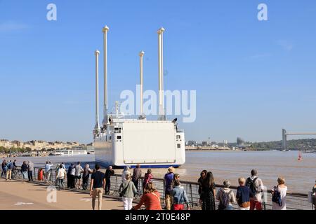 Bordeaux, Frankreich. Oktober 2023. Die Canopée, das erste Segel-Frachtschiff der Welt, verlässt den Hafen von Bordeaux, wo sie gerade eröffnet wurde. Das Boot verfügt über ein Hybridsystem mit vier Segeln und zwei Dieselmotoren. Sie ist ein wichtiger Schritt bei der Dekarbonisierung des Seeverkehrs. Dieses Schiff der Arianegroup wird für den Transport aller Elemente der Ariane-6-Rakete eingesetzt, die in den Häfen Bremen in Deutschland, Rotterdam in den Niederlanden sowie in Le Havre und Bordeaux in Frankreich gefunden wurden. zum Startplatz in Kourou in Guyanne, wo sie vor dem Start von Th zusammengebaut werden Stockfoto