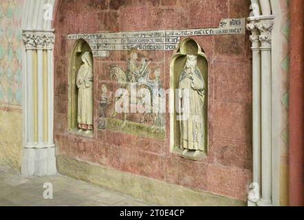 Skulpturen in Nischen beiderseits eines Wandgemäldes, das den Heiligen Martin auf dem Pferderücken darstellt, Kathedrale Indre-et-Loire Frankreich Stockfoto