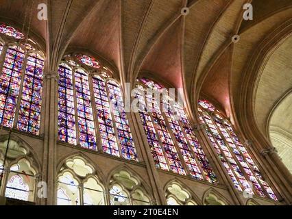 Glasmalerei des Chors aus dem 13. Jahrhundert Cathédrale Saint-Gatien de Tours Indre-et-Loire Frankreich Stockfoto