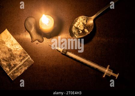 Spritze, Kerze und Heldin eines Junkies Stockfoto