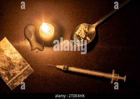 Spritze, Kerze und Heldin eines Junkies Stockfoto