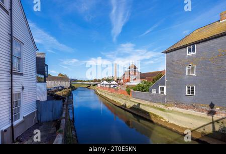 Blick von der Brücke in der Cliffe High Street der Harvey's Brewery am Ufer des River Ouse in Lewes, East Sussex County Town, Südosten Englands Stockfoto