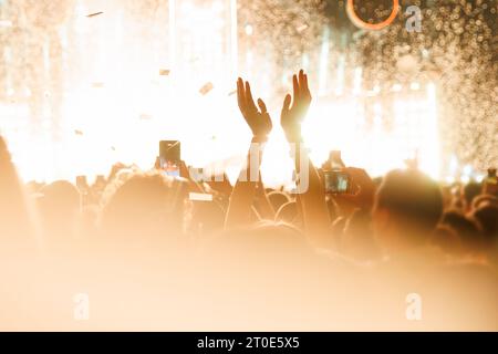 Silhouette der Hände, die bei einem Musikkonzert erhoben wurden, Musik genießen, Tanzclub Stockfoto