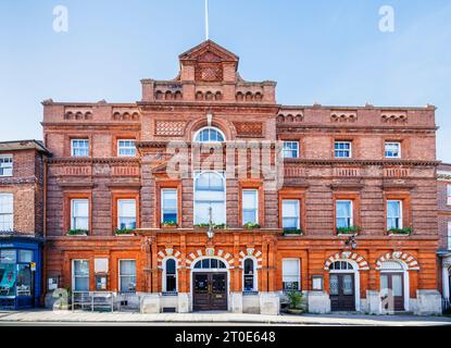 Die Vorderseite der denkmalgeschützten Town Hall im barocken Backsteinstil in der High Street, Lewes, der historischen Grafschaft East Sussex im Südosten Englands Stockfoto