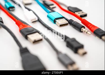 Verschiedene Arten von Steckern und Kabeln für Audio-, Video-, Computer-, Smartphone- und Ladeanschlüsse. Entwicklung und Veränderung der Typen von Analog und U Stockfoto