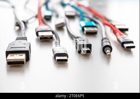 Verschiedene Arten von Steckern und Kabeln für Audio-, Video-, Computer-, Smartphone- und Ladeanschlüsse. Entwicklung und Veränderung der Typen von Analog und U Stockfoto
