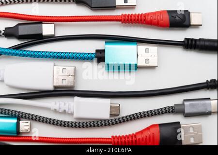 Verschiedene Arten von Steckern und Kabeln für Audio-, Video-, Computer-, Smartphone- und Ladeanschlüsse. Entwicklung und Veränderung der Typen von Analog und U Stockfoto