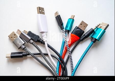 Verschiedene Arten von Steckern und Kabeln für Audio-, Video-, Computer-, Smartphone- und Ladeanschlüsse. Entwicklung und Veränderung der Typen von Analog und U Stockfoto