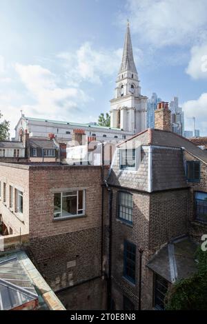 London, UK, 4. Oktober 2023: Ein Blick über Dächer von der 4 Princelet Street in Spitalfields, London, bis zum Turm der von Nicholas Hawksmoor entworfenen Christ Church und City of London Wolkenkratzer. Anna Watson/Alamy Stockfoto