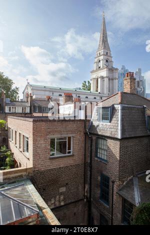 London, UK, 4. Oktober 2023: Ein Blick über Dächer von der 4 Princelet Street in Spitalfields, London, bis zum Turm der von Nicholas Hawksmoor entworfenen Christ Church und City of London Wolkenkratzer. Anna Watson/Alamy Stockfoto