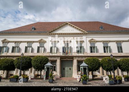 Wachsoldaten marschieren vor dem Sándor-Palast, der seit 2003 als offizielle Residenz und Arbeitsstätte des ungarischen Präsidenten diente Stockfoto