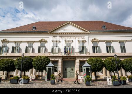 Wachsoldaten marschieren vor dem Sándor-Palast, der seit 2003 als offizielle Residenz und Arbeitsstätte des ungarischen Präsidenten diente Stockfoto