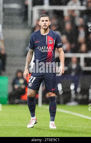 Newcastle, Großbritannien. Oktober 2023. Paris Saint-Germain Verteidiger Lucas Hernandez (21) während des Spiels Newcastle United FC gegen Paris Saint-Germain FC, UEFA Champions League Runde 1 im St.James' Park, Newcastle, Vereinigtes Königreich am 4. Oktober 2023 Credit: Every Second Media/Alamy Live News Stockfoto