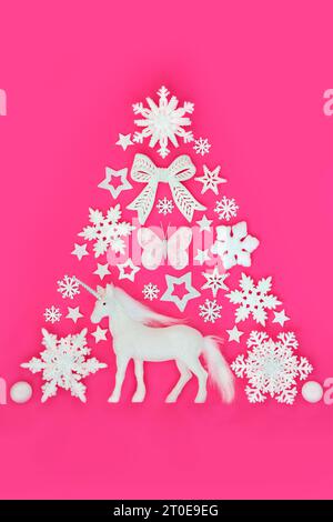 Weihnachtsbaumform in Rosa mit abstraktem Design mit Einhorn- und weißen Kugeln. Mythisches surreales Symbol für die Weihnachtszeit, Grußkarte. Stockfoto