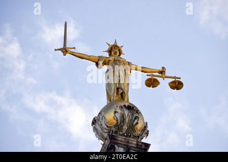 London, Großbritannien. September 2023. Lady Justice Statue auf dem Central Criminal Court, bekannt als Old Bailey. Stockfoto