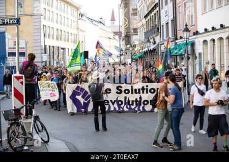 München, Deutschland. Oktober 2023. Am 6. Oktober nahmen 2023 480 Menschen an einer Demonstration von Fridays for Future in Munic Teil. Sie protestieren gegen die Klimakrise, die Gefährdung demokratischer Grundrechte und Razzien gegen den FFF oder die letzte Generation und eine Rechtswende. (Foto: Alexander Pohl/SIPA USA) Credit: SIPA USA/Alamy Live News Stockfoto