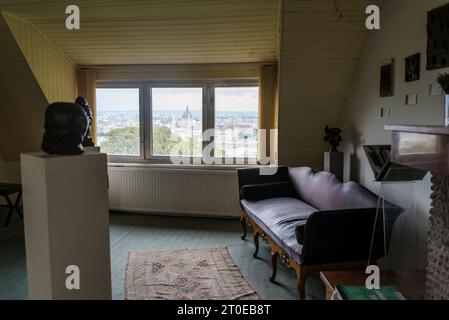 Blick auf das ungarische Parlament durch ein Fenster eines Hauses in der Táncsics Mihály-Straße, Budaer Burgviertel, Budapest, Ungarn Stockfoto