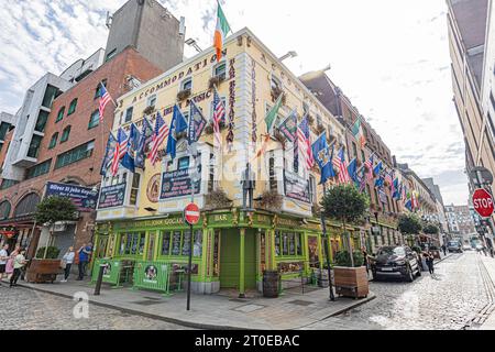 Fassaden colorées ornées de drapeaux à Dublin, Quartier de Temple Bar, Architektur, Briques. Farbenfrohe Fassaden mit Flaggen im Dubliner Tempel B Stockfoto