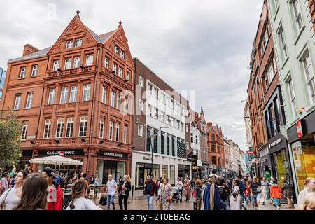 Fassaden colorées ornées de drapeaux à Dublin, Quartier de Temple Bar, Architektur, Briques. Farbenfrohe Fassaden mit Flaggen im Dubliner Tempel B Stockfoto