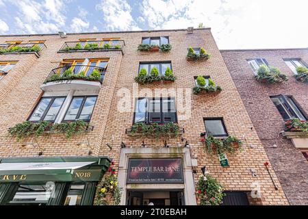 Fassaden colorées ornées de drapeaux à Dublin, Quartier de Temple Bar, Architektur, Briques. Farbenfrohe Fassaden mit Flaggen im Dubliner Tempel B Stockfoto