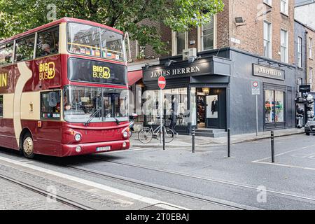 Fassaden colorées ornées de drapeaux à Dublin, Quartier de Temple Bar, Architektur, Briques. Farbenfrohe Fassaden mit Flaggen im Dubliner Tempel B Stockfoto