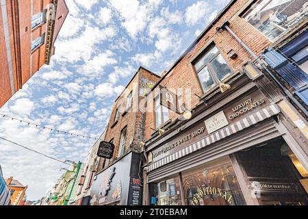 Fassaden colorées ornées de drapeaux à Dublin, Quartier de Temple Bar, Architektur, Briques. Farbenfrohe Fassaden mit Flaggen im Dubliner Tempel B Stockfoto