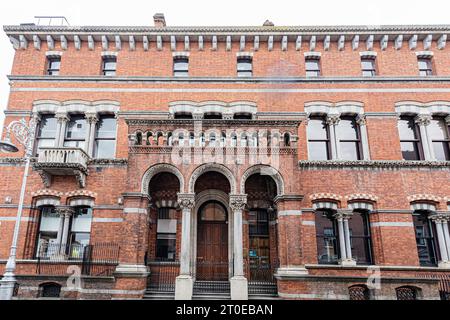 Fassaden colorées ornées de drapeaux à Dublin, Quartier de Temple Bar, Architektur, Briques. Farbenfrohe Fassaden mit Flaggen im Dubliner Tempel B Stockfoto