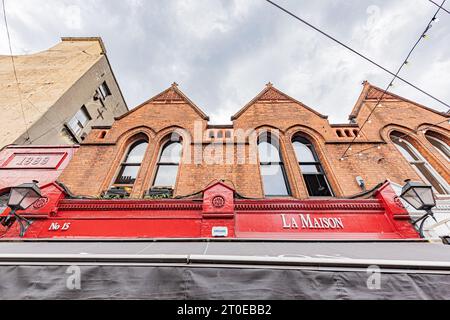 Fassaden colorées ornées de drapeaux à Dublin, Quartier de Temple Bar, Architektur, Briques. Farbenfrohe Fassaden mit Flaggen im Dubliner Tempel B Stockfoto