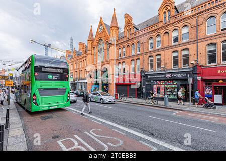 Fassaden colorées ornées de drapeaux à Dublin, Quartier de Temple Bar, Architektur, Briques. Farbenfrohe Fassaden mit Flaggen im Dubliner Tempel B Stockfoto