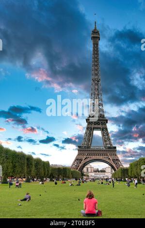 Paris 7. Arrondissement. Der Champ de Mars mit Touristen am Fuße des Eiffelturms. Paris Ile de France. Frankreich Stockfoto