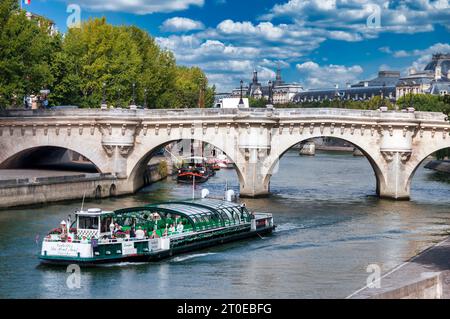 Paris. Flussboot unter der Pont Neuf. Ile de France. Paris Stockfoto