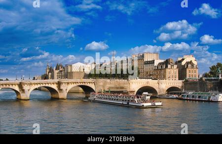 Brücke Pont neuf. Touristenboot auf der seine, Paris. Frankreich. Europa. Stockfoto