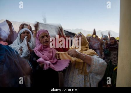 Srinagar, Indien. Oktober 2023. Muslimische Gläubige heben die Hände, während sie beten, wenn sie das Relikt des hazratbal-Schreins sehen. Muslimische Gläubige versammelten sich am Hazratbal-Schrein in der Sommerhauptstadt Srinagar, der ein Relikt beherbergt, das als Barthaar des islamischen Propheten Muhammed gedacht ist, um besondere Gebete anlässlich des Eid-e-Milad-un-Nabi, dem Geburtstag des islamischen Propheten Muhammad, abzugeben. Quelle: SOPA Images Limited/Alamy Live News Stockfoto