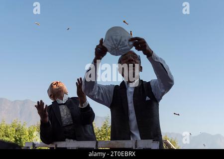 Srinagar, Indien. Oktober 2023. Muslimische Gläubige heben die Hände, während sie beten, wenn sie das Relikt des hazratbal-Schreins sehen. Muslimische Gläubige versammelten sich am Hazratbal-Schrein in der Sommerhauptstadt Srinagar, der ein Relikt beherbergt, das als Barthaar des islamischen Propheten Muhammed gedacht ist, um besondere Gebete anlässlich des Eid-e-Milad-un-Nabi, dem Geburtstag des islamischen Propheten Muhammad, abzugeben. Quelle: SOPA Images Limited/Alamy Live News Stockfoto