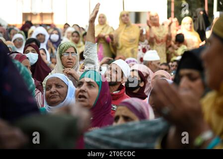 Srinagar, Indien. Oktober 2023. Muslimische Gläubige heben die Hände, während sie beten, wenn sie das Relikt des hazratbal-Schreins sehen. Muslimische Gläubige versammelten sich am Hazratbal-Schrein in der Sommerhauptstadt Srinagar, der ein Relikt beherbergt, das als Barthaar des islamischen Propheten Muhammed gedacht ist, um besondere Gebete anlässlich des Eid-e-Milad-un-Nabi, dem Geburtstag des islamischen Propheten Muhammad, abzugeben. (Foto: Idrees Abbas/SOPA Images/SIPA USA) Credit: SIPA USA/Alamy Live News Stockfoto