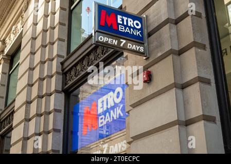 London, Großbritannien. Oktober 2023. Allgemeine Sicht auf die Metro Bank in London. (Foto: Pietro Recchia/SOPA Images/SIPA USA) Credit: SIPA USA/Alamy Live News Stockfoto