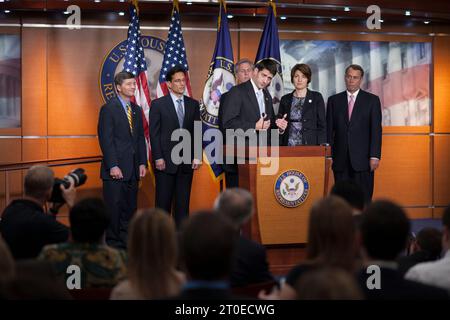Wo sind sie jetzt? Das Bild wurde am 1. August 2011 aufgenommen, als die Republikaner sich in ihrer Weigerung einig waren, die Schuldenlast zu erhöhen. Die Pressekonferenz wurde von dem Vorsitzenden der Republikanischen Konferenz Jeb Hensarling, Kevin McCarthy, dem Vorsitzenden des Haushaltsausschusses Paul Ryan, dem stellvertretenden Vorsitzenden des RNC Cathy Mc Morris Rodgers und dem Sprecher des Repräsentantenhauses John Boehner geleitet Stockfoto