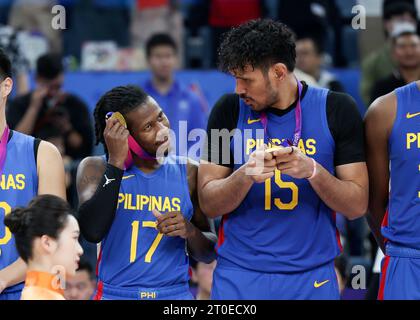 Hangzhou, chinesische Provinz Zhejiang. Oktober 2023. Spieler der Philippinen feiern den Sieg des Basketballs der Männer bei den 19. Asienspielen in Hangzhou, ostchinesische Provinz Zhejiang, 6. Oktober 2023. Quelle: Pan Yulong/Xinhua/Alamy Live News Stockfoto