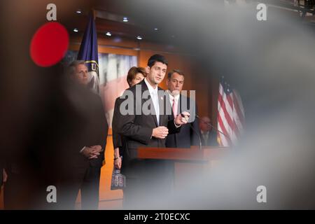 Wo sind sie jetzt? Das Bild wurde am 1. August 2011 aufgenommen, als die Republikaner sich in ihrer Weigerung einig waren, die Schuldenlast zu erhöhen. Die Pressekonferenz wurde von dem Vorsitzenden der Republikanischen Konferenz Jeb Hensarling, Kevin McCarthy, dem Vorsitzenden des Haushaltsausschusses Paul Ryan, dem stellvertretenden Vorsitzenden des RNC Cathy Mc Morris Rodgers und dem Sprecher des Repräsentantenhauses John Boehner geleitet Stockfoto
