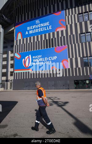 Marseille, Frankreich. 6. Oktober 2023. Ein Sicherheitsbeamter geht am Eingang zum Stade Velodrome in Marseille vorbei, einer von zehn Städten in Frankreich, in denen die Rugby-Weltmeisterschaft ausgetragen wird. Die 10. Rugby-Weltmeisterschaft 2023 findet vom 8. September bis 28. Oktober 2023 in Frankreich statt. Credit amer Gazzal/Alamy Live News Stockfoto