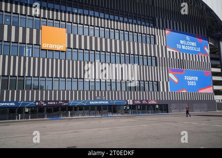 Marseille, Frankreich. 6. Oktober 2023. Ein Sicherheitsbeamter geht am Eingang zum Stade Velodrome in Marseille vorbei, einer von zehn Städten in Frankreich, in denen die Rugby-Weltmeisterschaft ausgetragen wird. Die 10. Rugby-Weltmeisterschaft 2023 findet vom 8. September bis 28. Oktober 2023 in Frankreich statt. Credit amer Gazzal/Alamy Live News Stockfoto