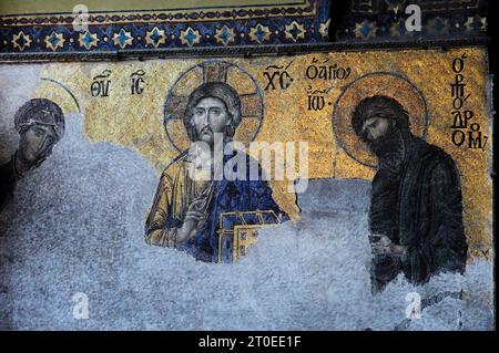 Istanbul, Türkiye. Hagia Sophia oder Kirche St. Sophia liegt in Eminonu. Mosaiktafel, die Jesus Christus, Jungfrau Maria und Johannes den Täufer in Hagia Sophia darstellt Stockfoto